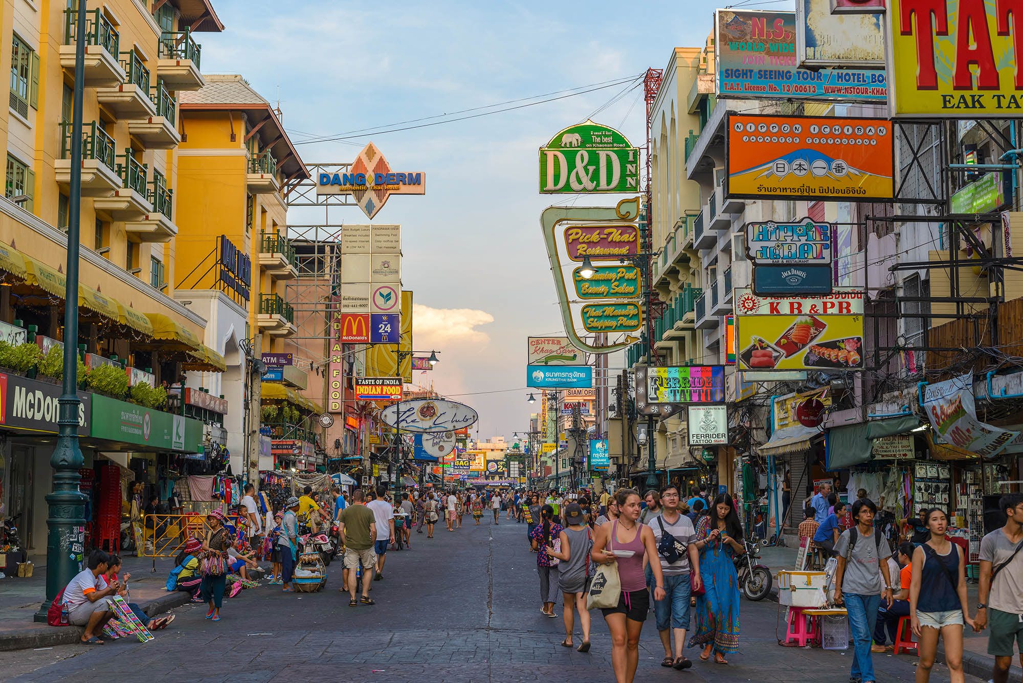 خیابان خائوسان، سفر به بانکوک، اقامت در بانکوک